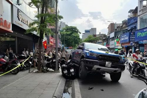 Ô tô gây tai nạn liên hoàn ở Hà Nội