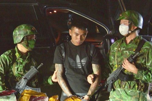 Cất dấu ma túy cùng súng lên nòng trong xe 7 chỗ vượt biên