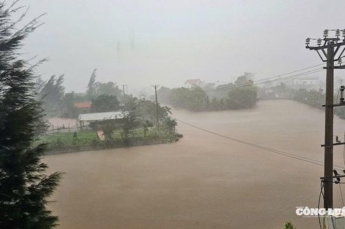 Nghệ An, Hà Tĩnh khẩn trương ứng phó lũ lớn trên sông Cả