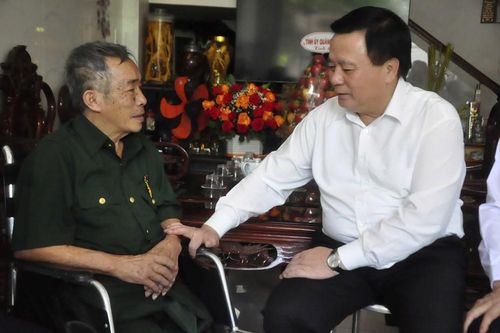 Ủy viên Bộ Chính trị Nguyễn Xuân Thắng thăm, tặng quà gia đình có công ở Quảng Ngãi