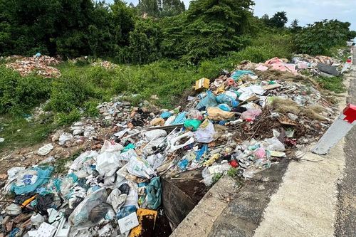 Dọc tuyến Quốc lộ 1 hóa thành bãi rác
