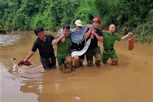 Công an đẩy thuyền 'vượt lũ' đưa sản phụ đi sinh