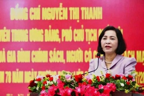 Phó Chủ tịch Quốc hội Nguyễn Thị Thanh thăm và tặng quà gia đình chính sách Tây Ninh