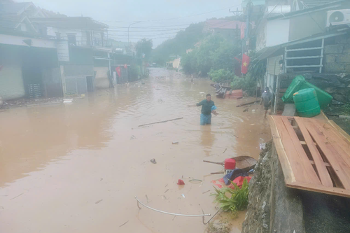 Lũ lên quá nhanh, xã Mường Xén, tỉnh Nghệ An chìm trong biển nước