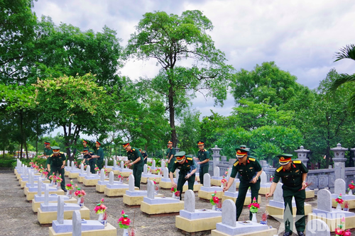 Cục Xe máy - Vận tải, Tổng cục Hậu cần – Kỹ thuật tri ân các Anh hùng liệt sĩ tại tỉnh Quảng Trị