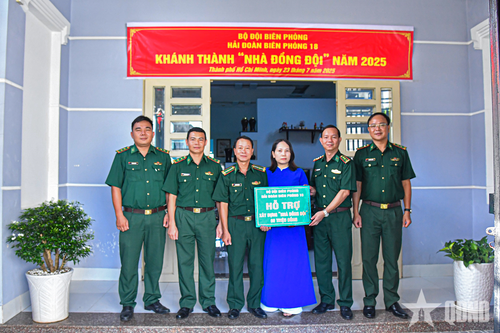 Hải đoàn Biên phòng 18 trao kinh phí hỗ trợ xây dựng nhà đồng đội cho quân nhân của đơn vị