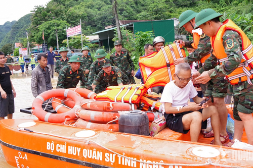 Quân khu 4 nỗ lực giúp dân khắc phục hậu quả lũ lụt