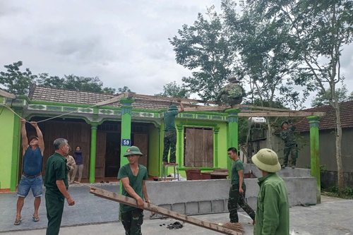 Bộ đội cùng người dân nỗ lực khắc phục thiệt hại do lốc xoáy