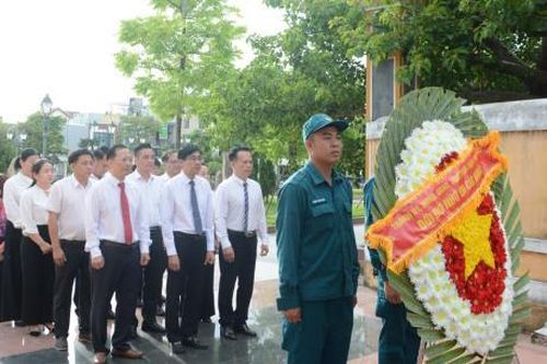 Văn phòng Thành ủy Đà Nẵng dâng hương tại Nghĩa Trủng Hòa Vang