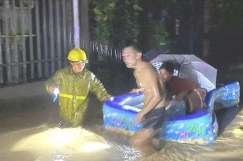 Người dân miền núi ở Nghệ An trắng đêm chạy lũ