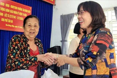 Phường Tân Đông Hiệp (TPHCM) trao hơn 600 phần quà đến các gia đình chính sách