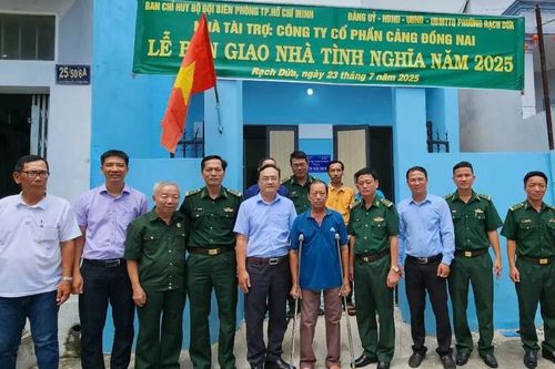 Trao tặng nhà tình nghĩa cho thân nhân liệt sĩ