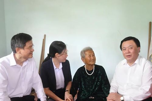 Đồng chí Nguyễn Xuân Thắng thăm, tặng quà gia đình chính sách tại Quảng Ngãi
