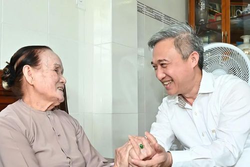 Phó Bí thư Thành ủy TPHCM Đặng Minh Thông thăm, tặng quà gia đình chính sách tiêu biểu