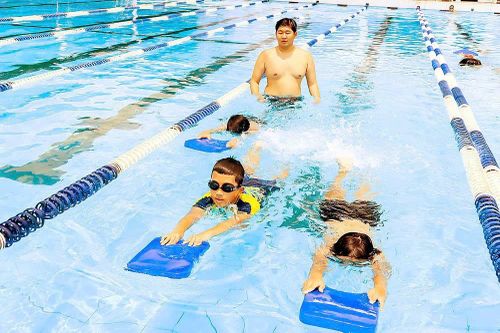 Đừng chờ đến khi con lớn mới dạy bơi
