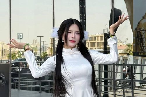 Nữ MC Mai Dora đưa áo dài Việt Nam tới Esports World Cup làm fan trầm trồ