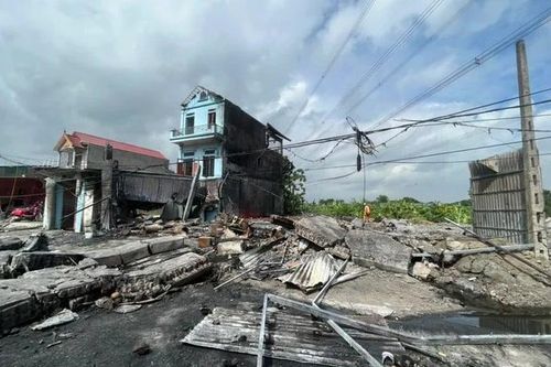 Sau tiếng nổ lớn, một ngôi nhà ở Hưng Yên đổ sập hoàn toàn