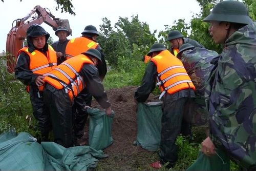 Khoảng 7m đê Bối bị vỡ, Hưng Yên di dời 42 hộ dân
