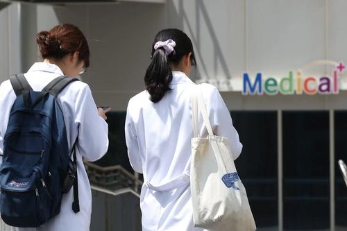 Hàn Quốc: Thách thức khi sinh viên y khoa đi học lại