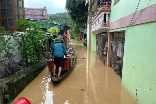 Nước sông lên nhanh, người dân miền núi Nghệ An chạy lũ trong đêm
