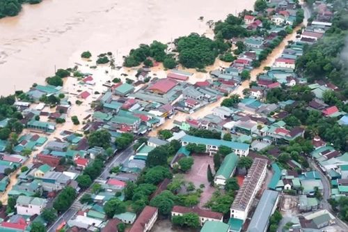 Bản làng vùng cao Nghệ An chìm trong nước lũ