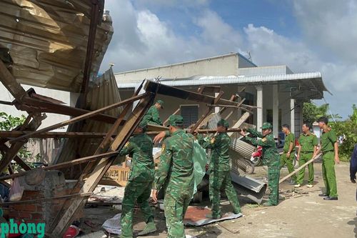 Đồn Biên phòng Lạc Quới kịp thời hỗ trợ người dân khắc phục hậu quả giông lốc
