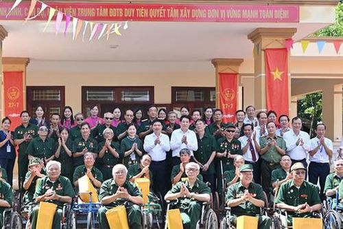 Chủ tịch nước Lương Cường thăm, tặng quà thương binh tại Trung tâm Điều dưỡng thương binh Duy Tiên
