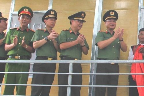 Bộ Công an bàn giao 1.143 ngôi nhà tặng dân