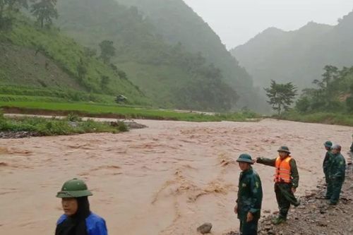 Tìm kiếm người bị lũ cuốn trên đường vào rẫy cho gà ăn
