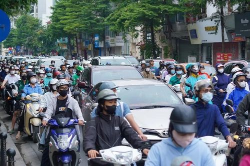 Chuyển đổi xe xăng sang xe điện: Bài học từ nhiều quốc gia tương đồng