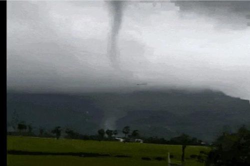 Lốc xoáy bất thường kéo sập nhiều nhà ở An Giang