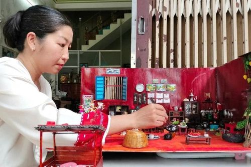 Người phụ nữ dùng giấy bìa, tăm tre... làm mô hình nhà đậm chất ký ức miền Tây