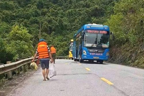2 xe khách chở hơn 20 hành khách mắc kẹt gần 1 ngày trên đường ngập lũ ở Nghệ An