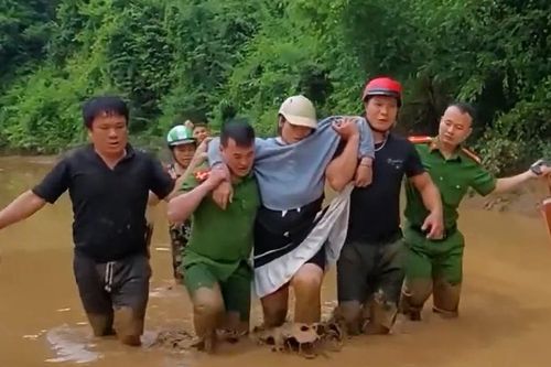 Công an xã vượt lũ đẩy cano đưa sản phụ đi sinh