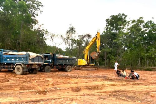 Bắt quả tang vụ khai thác đất đá trái phép quy mô lớn ở Phú Quốc