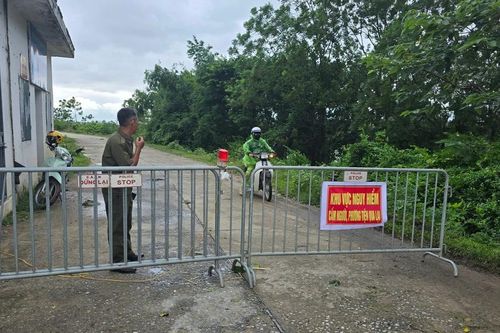 Hà Nội: 2 tuyến đê bị nứt, lún sau bão số 3