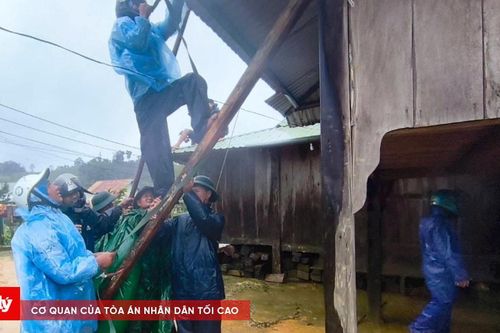 Gió lớn gây tốc mái hơn 30 ngôi nhà ở xã biên giới