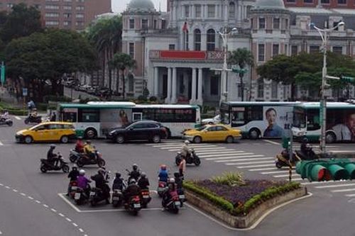 Nơi đường phố không có CSGT và hàng xe máy không khóa trên vỉa hè đêm khuya