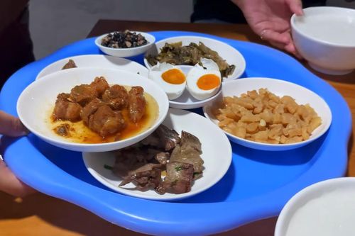 Cháo lạ ở Quảng Ninh ăn kèm cả chục món ngon, bày biện như mâm cỗ
