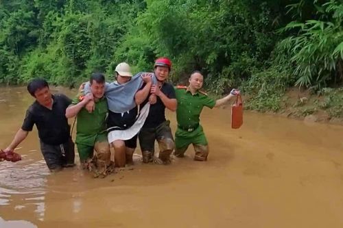Vượt lũ, lội bùn đưa sản phụ suốt chặng đường 20km đi sinh
