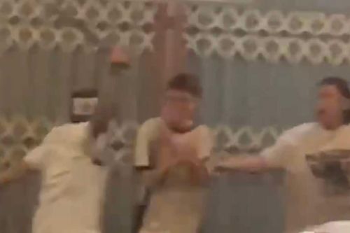Thanh niên cầm dao đuổi chém nhân viên tiệm nước khiến nhiều người hoảng loạn