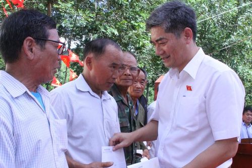 Hàng trăm phần quà tặng người nghèo và người có uy tín ở chiến khu Cư Pui