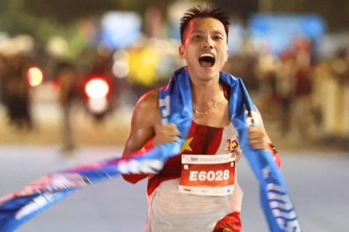 Đỗ Quốc Luật tranh tài ở giải chạy có 20.000 người tham dự