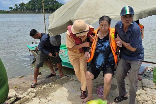 Cảnh sát giao thông kịp thời cứu sống cụ bà bị đuối nước nhờ tin báo của người dân
