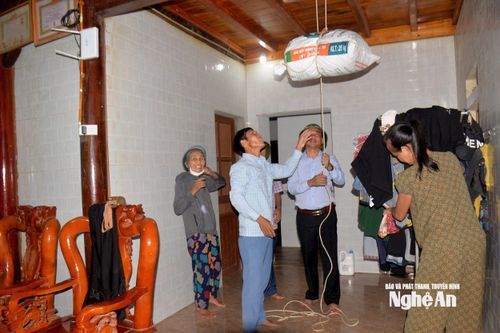 Người dân vùng ngập lụt Bích Hào chủ động chạy lũ