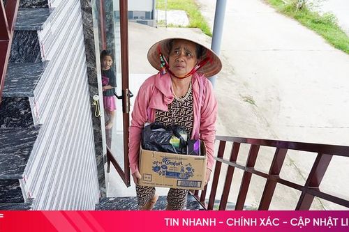 Người dân vùng thượng sông La kê cao đồ đạc, chuẩn bị thuyền, chủ động ứng phó nguy cơ lũ