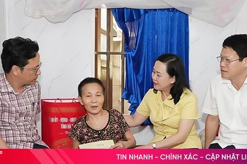Trưởng ban Tổ chức Tỉnh ủy thăm hỏi, tặng quà người có công, gia đình chính sách