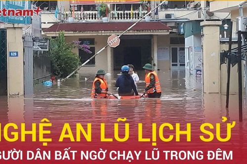 Lũ dâng cao lịch sử, nhiều nhà dân ở Nghệ An hối hả sơ tán trong đêm
