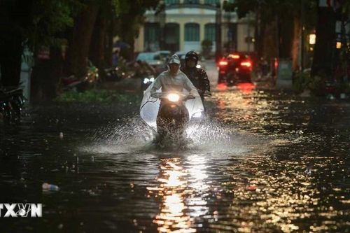 Cảnh báo dông sét và cục bộ mưa lớn ở khu vực nội thành Hà Nội