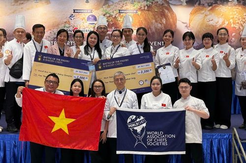 Đầu bếp Việt Nam xuất sắc giành ngôi vô địch Cuộc thi bánh quốc tế tại Malaysia